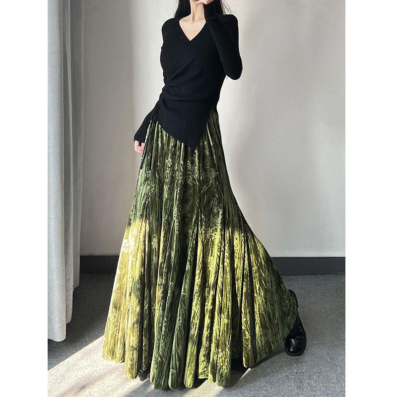 

Elegant Retro Green Velvet A-Line Maxi Skirt for Women - Autumn/Winter Style with Hip-Covering Drape and Large Hem. 3XL (150-165 jin)