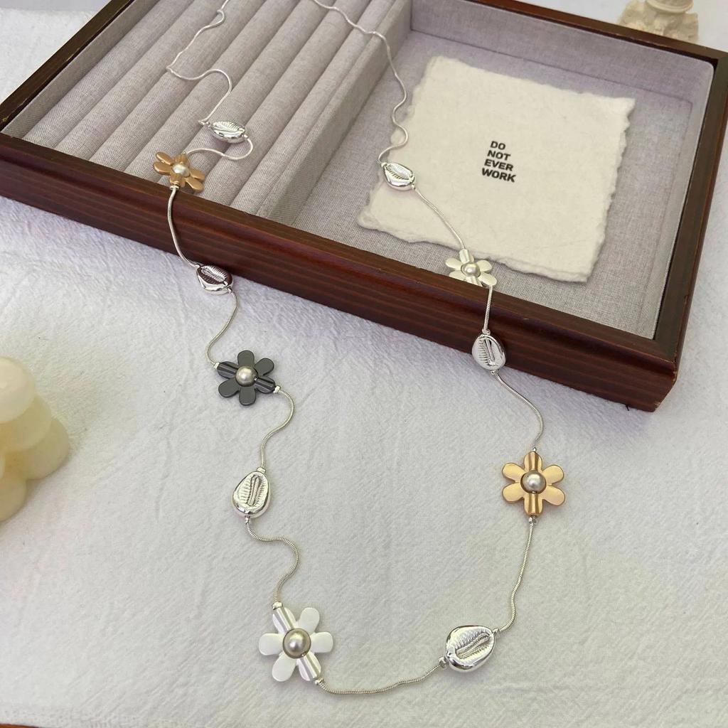 Fashion metal flower contrasting color necklace niche high-end design sweater chain simple long splicing sweater chain tide