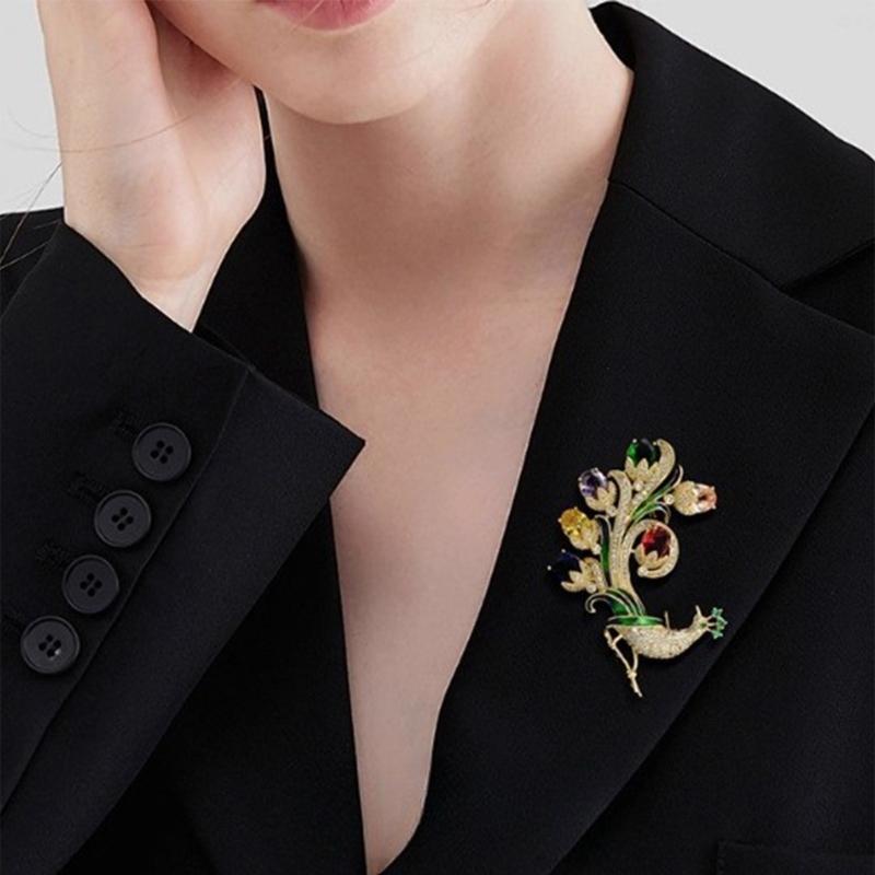 Kompakte Pfauenbrosche Leicht 11g Gefertigt aus robuster Legierung Mit eleganten Motiven Perfekt zur Verschönerung von Schals oder Mode-Ensembles.