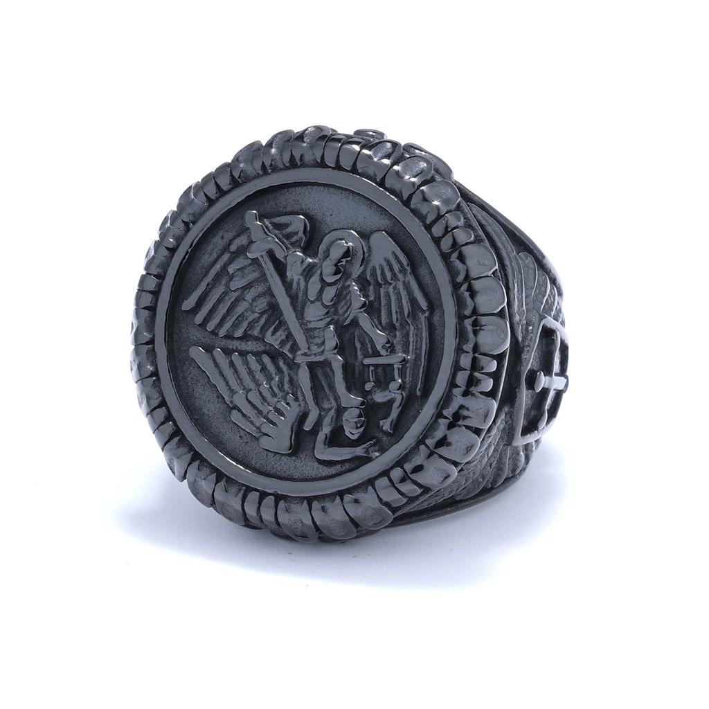 Anello Vintage in Acciaio Inossidabile Annerito dell'Arcangelo Michele Design con Rilievo d'Angelo Lucidato