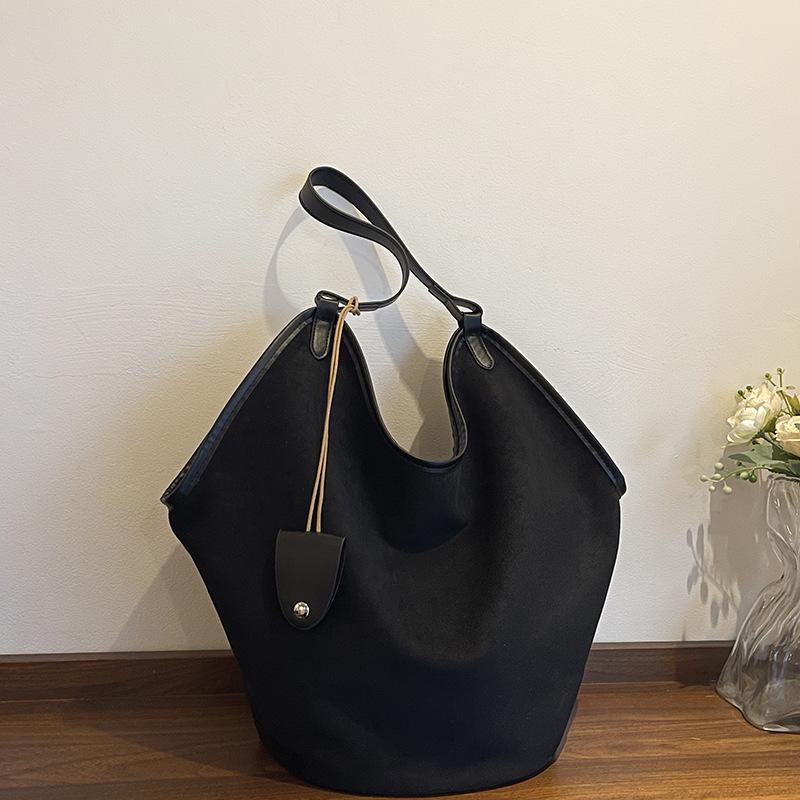 Fashion bucket bag, new large-capacity retro casual commuting shoulder bag, underarm bag, dumpling bag.