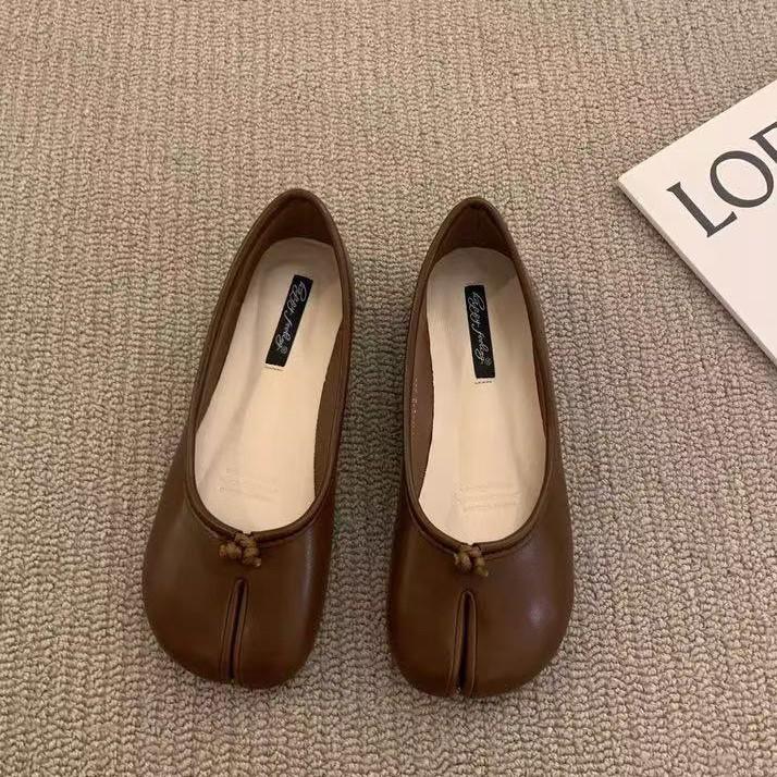 Scarpe da donna a punta divisa a zoccolo di maiale Doudou a fondo piatto scarpe primaverili e autunnali scarpe a barchetta con punta divisa per pollice zoccoli di maiale scarpe da donna rosse