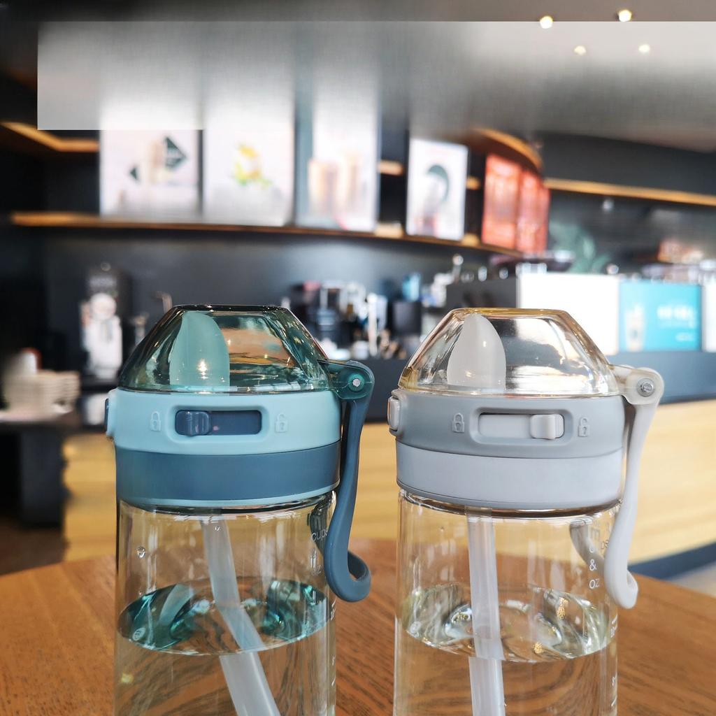 Utendørs sport plastkopper Plastkopper med praktiske håndtak og andebbsugerør for studenter.
