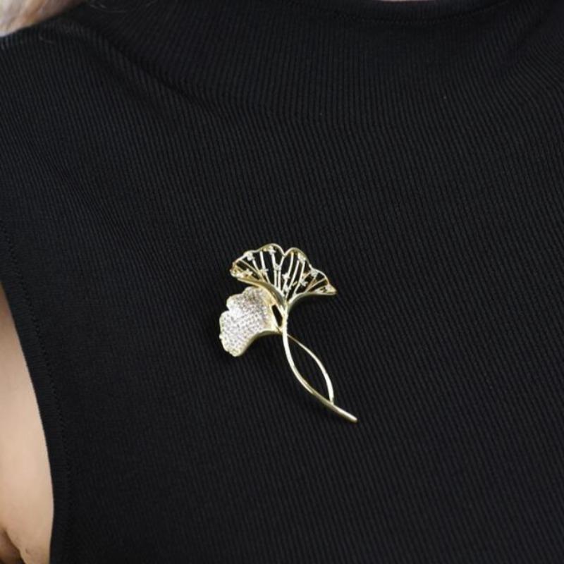 Retro Elegant Ginkgo Leaf Brooches for Women Fashion Rhinestone Flower Plant Lapel Pins Wedding Party Corsage Bijoux De Luxe
