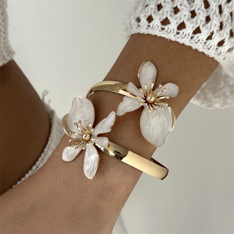 

Romantic Pink Enamel Flower Bracelets for Women Vintage Gold Color Floral Open Cuff Bracelets Elegant Party Jewelry Gifts
