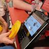 3D-gedruckter goldener Münz-Kartenhalter Tap to Pay kontaktloses Bezahlen Große Münzform Universeller NFC-Kreditkartenhalter