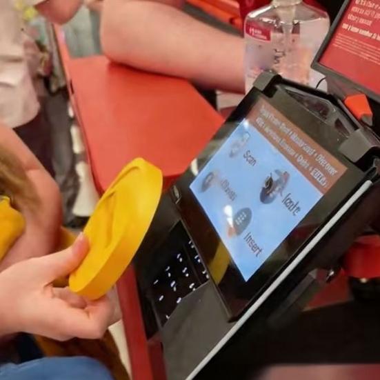 3D-gedruckter goldener Münz-Kartenhalter Tap to Pay kontaktloses Bezahlen Große Münzform Universeller NFC-Kreditkartenhalter