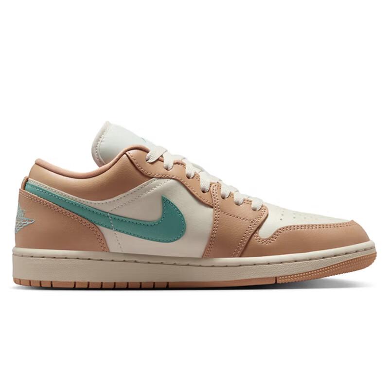 Jordan Women's AJ1 Low Basketball Shoes
