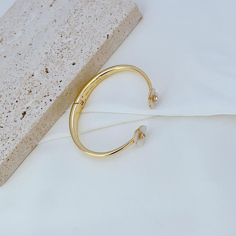 Exquisite Flower Inlaid Diamond Gold-Plated Bangle