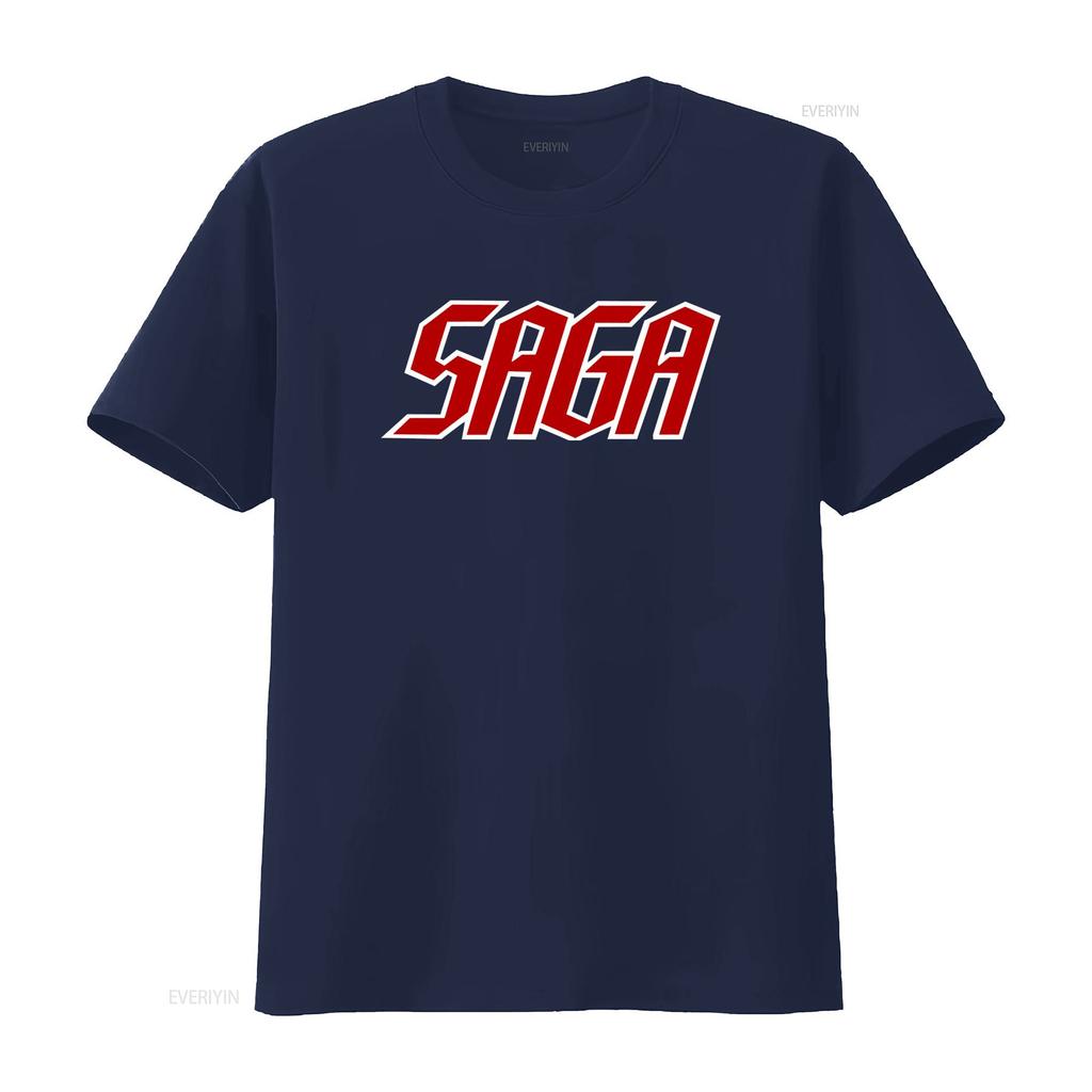 Saga Band Logo Schwarzes T-Shirt Alle Größen Verfügbar Kräftiges Rot-Weißes Design für Musikfans Bequemes Baumwollgewebe Perfekt