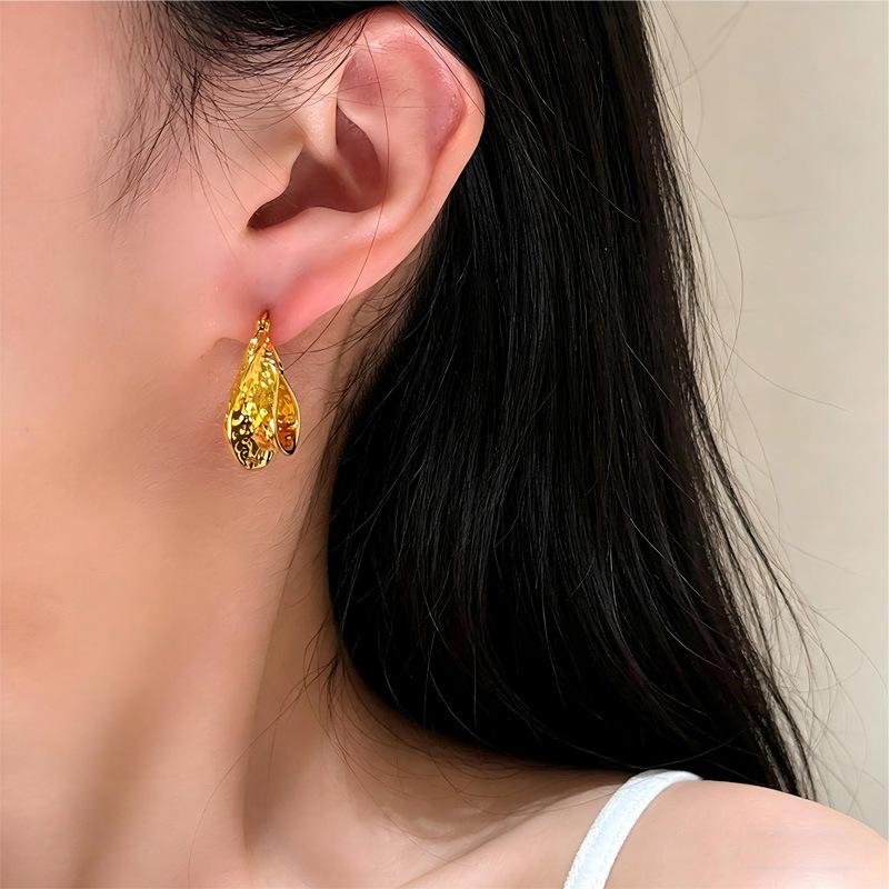 Gold-Plated Geometric Textured Silver Earrings: High-End Irregular Ear Studs, Light Luxury Design.