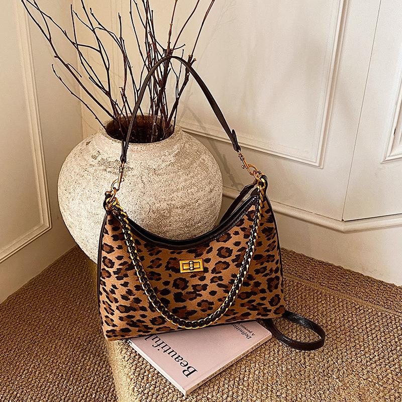 

Retro chain underarm bag women s 2025 autumn and winter new trendy fashion matte niche solid color shoulder messenger bag