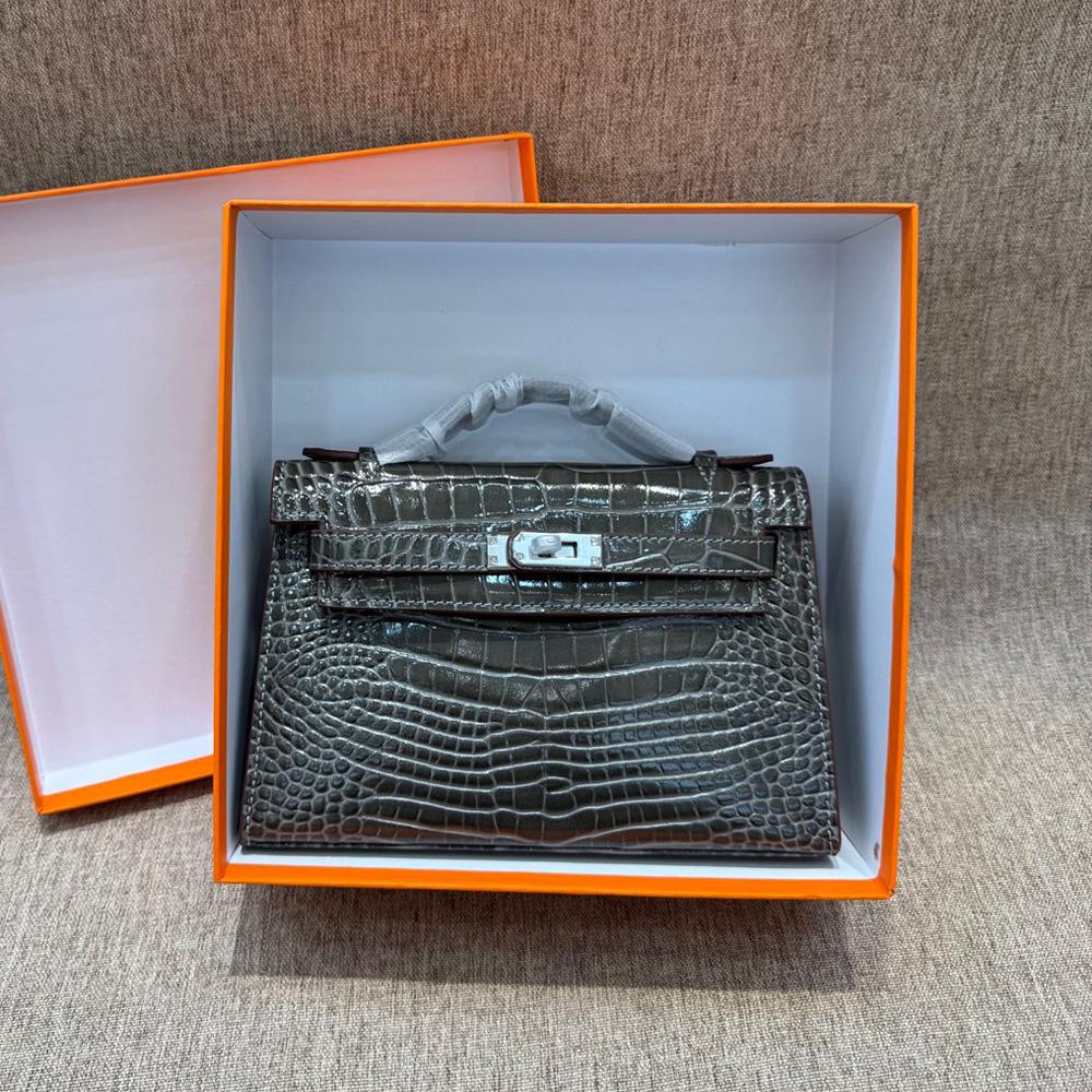 

Новая модная и универсальная сумка через плечо с цепочкой в виде свиного носа из натуральной кожи с рисунком крокодила и коровьей кожей первого поколения Length 22cm x Thickness 7cm x Height 14cm серый