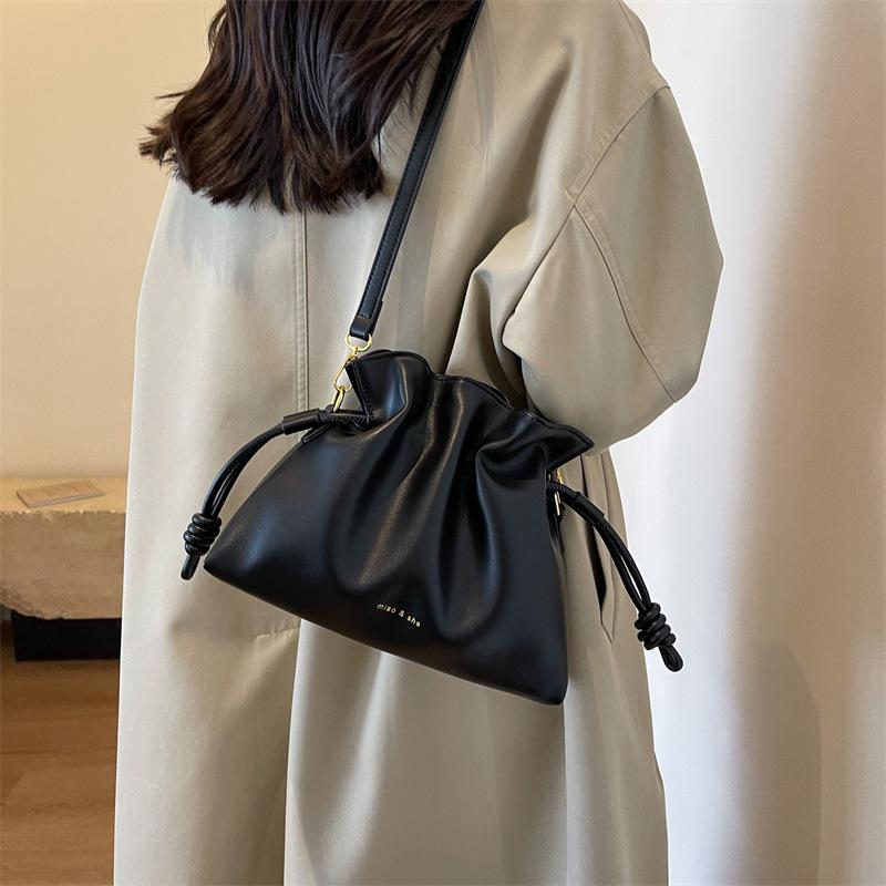 Popular super fire niche pumping with underarm bucket bag women's bag 2025 summer new simple and versatile shoulder messenger bag