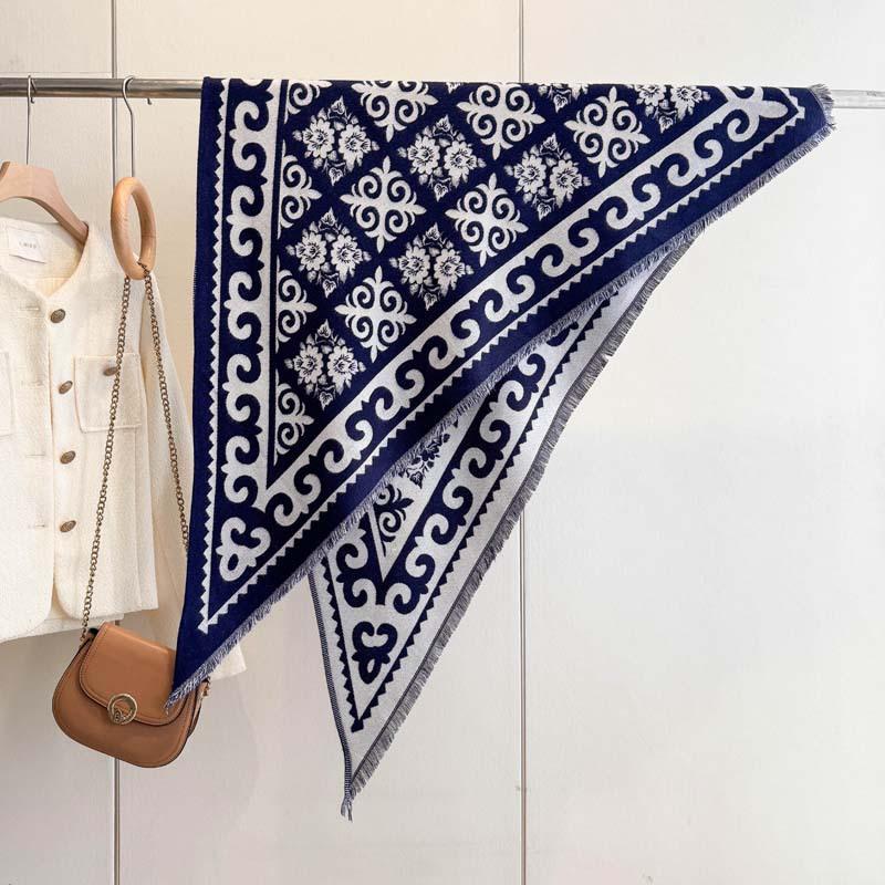 Spot autumn and winter roll grass triangle towel European and American retro skin-friendly boutique jacquard cashew flower imitation cashmere shawl
