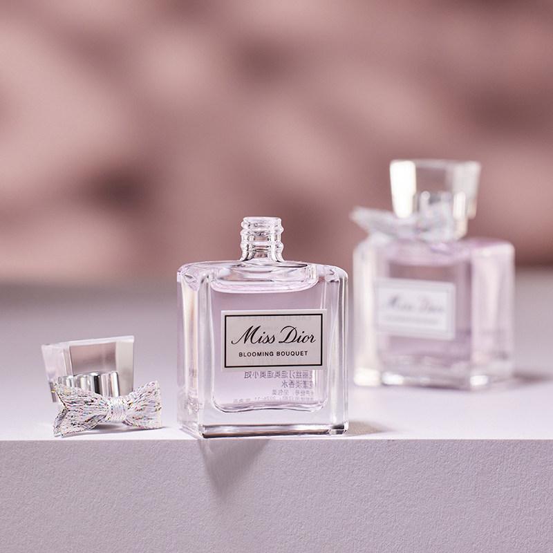 Dior Miss Dior Blooming Bouquet Eau de Toilette 5 ml - Sladká, svěží a mladistvá, vhodná pro každodenní nošení.