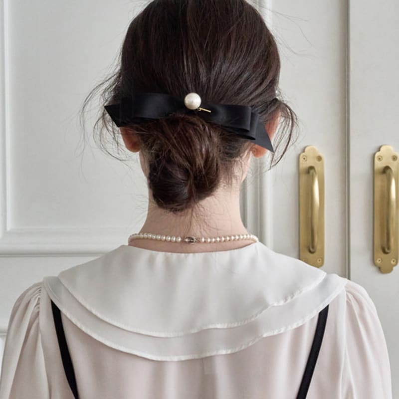 

Jean Paul Clarisse 3-tier pearl ribbon automatic pin JP-22-235AB black