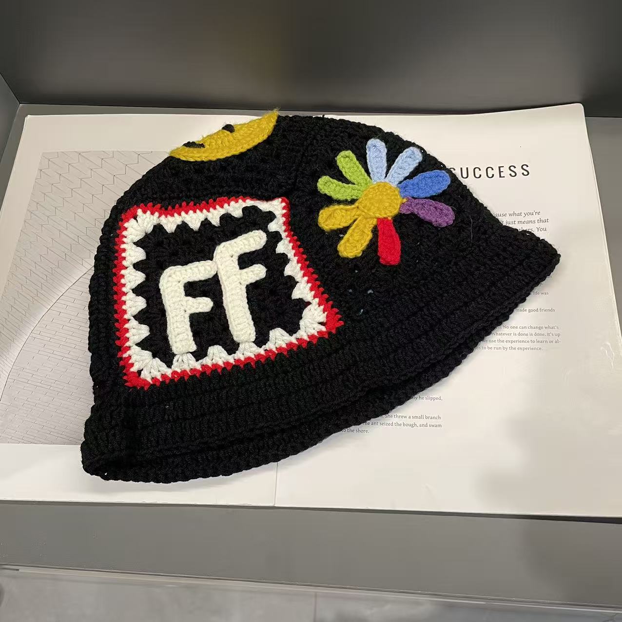 

Вязаная вручную шапка рыбака для женщин Универсальная Модная Уличная Фотография Показывающая Лицо Маленькая Цветочная Вязаная Шапка для Мужчин Трендовая M（56-58cm）