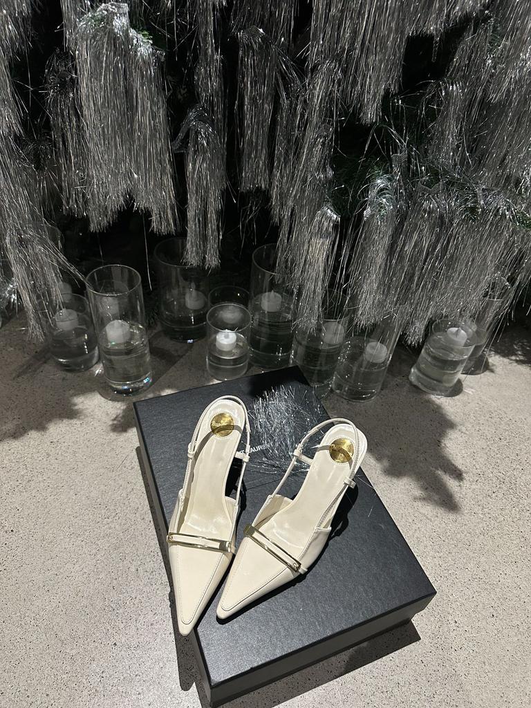 2025 spring and autumn new fashion versatile patent leather thin heel bag head sandals retro style word with pointed head after empty