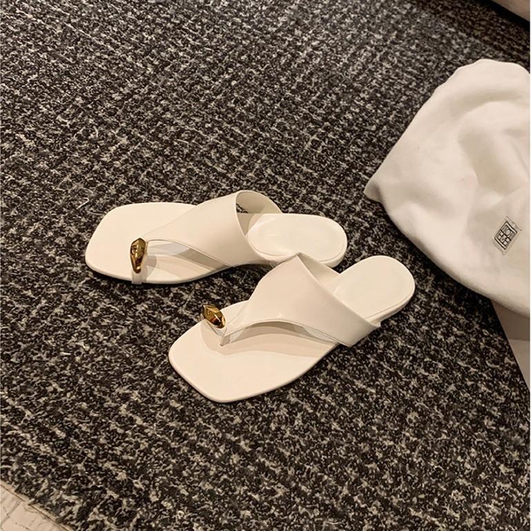 Internet celebrities with the same small gold buckle~ square head set toe holiday beach flat bottom flip-flops women's sandals outside