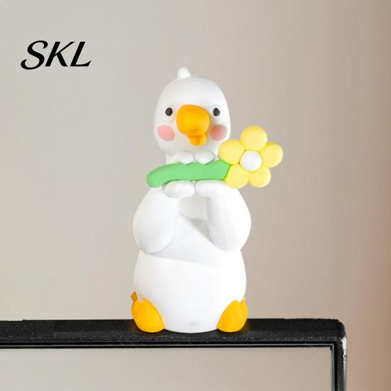 Dekorationsartikel für den Arbeitsplatz Harz-Enten-Dekor für Schreibtisch Auto-Armaturenbrett TV-Monitor, Mini-Kompaktes Zubehör-Figur, Niedliches mit Blume haltendes Ornament,