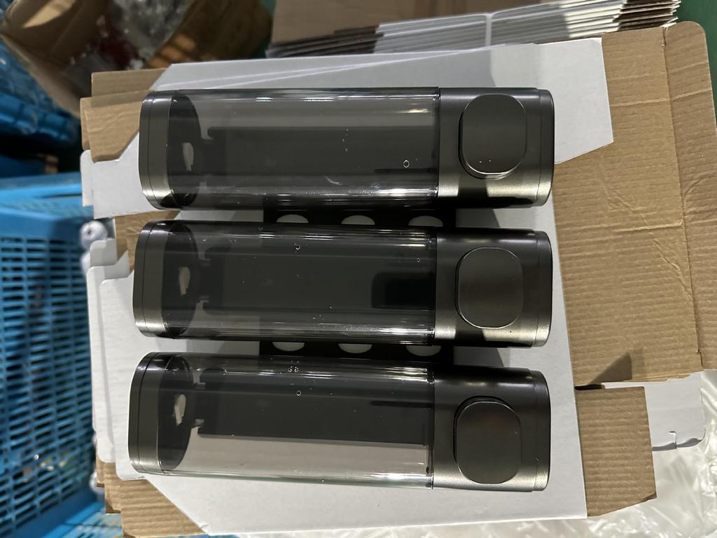 Wandmontierter Drei-Kopf-Seifenspender für Duschgel und Handdesinfektionsmittel, stanzfreies manuelles Druckdesign für den Heim- und Hotelgebrauch.