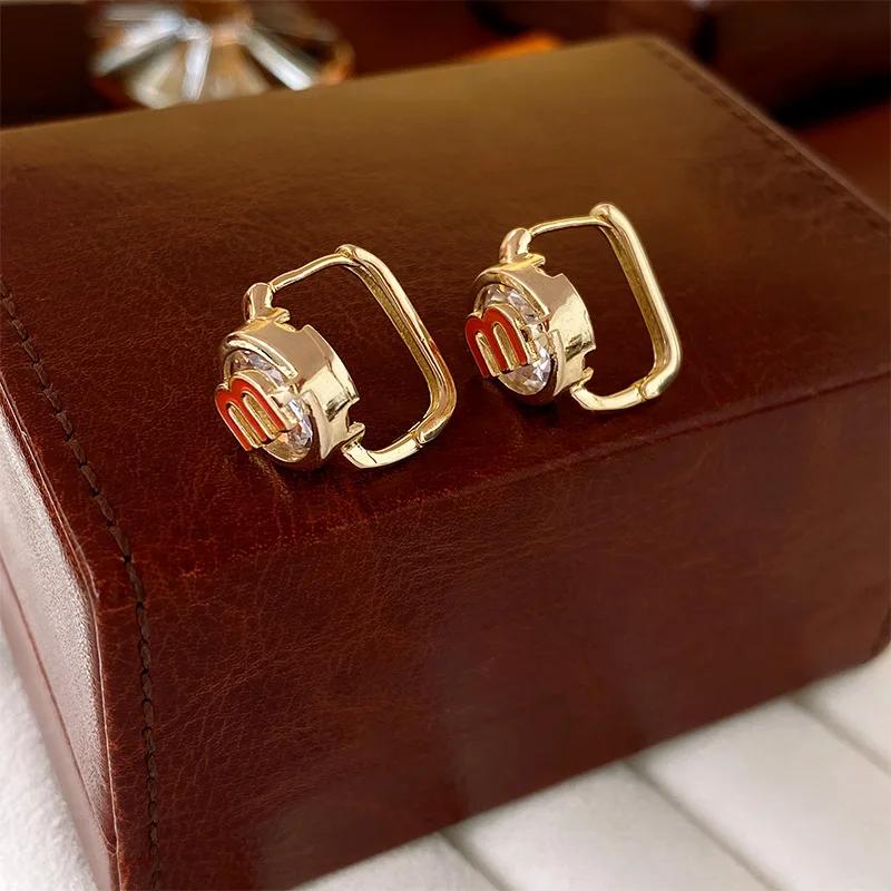 Letra M Pendientes de Aro Metálicos Moda Sentido de Alta Gama Zircón Pendientes Redondos Temperamento Lujo Ligero Pendientes Combinables