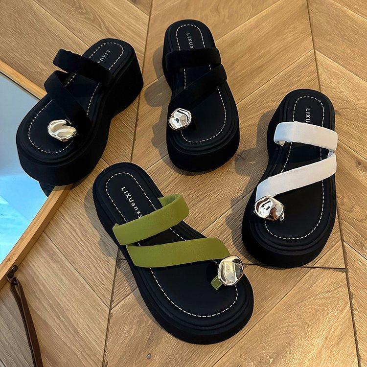 Fashion metal cover, toe thick-soled cool slippers for women in the summer of 2025, new models for small people to increase their height and wear beac