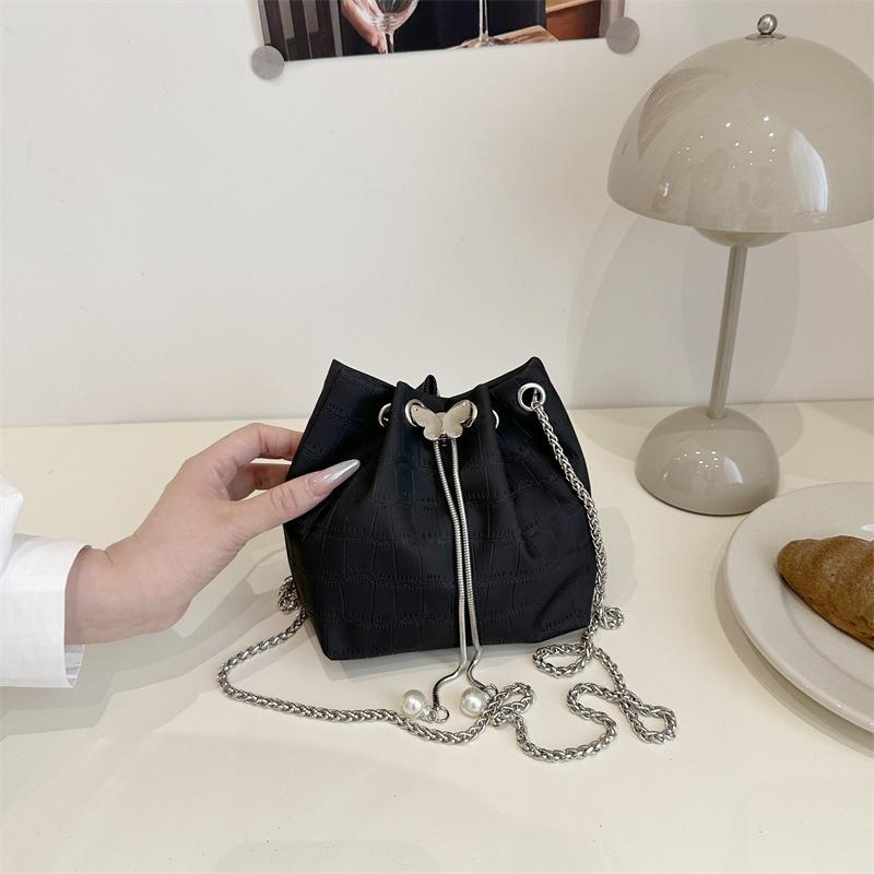 

Versatile casual fashion solid color bucket bag women s summer new personalized commuting light chain drawstring messenger bag чёрный