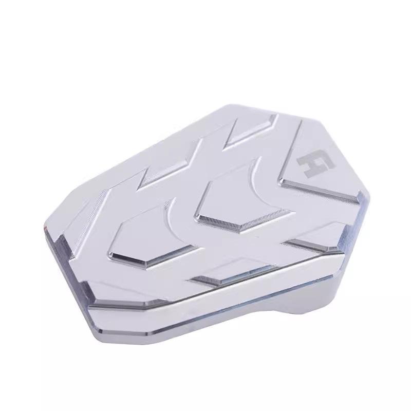 

Everest Kaiyue 500X Rear Brake Pedal Footrest Enlargement: Anti-Slip Cover for 400X Motorcycle Modification.