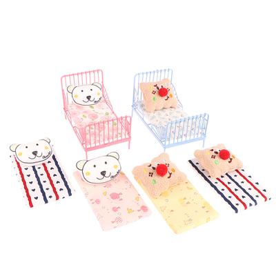 1juego 1:12 Miniatura Casa de Muñecas Hierro Cama Europea con Colchón Oso Almohada Muebles Decoración Dormitorio Juguete Accesorios Casa de Muñecas