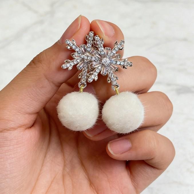 Super flash New Year's snowflake plush stud earrings design advanced sense exquisite temperament sweet earrings earrings