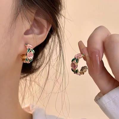 Pink Camellia Retro Earrings Niche Design High -End Fashion Temperament C -Shaped Earrings New Style Earrings