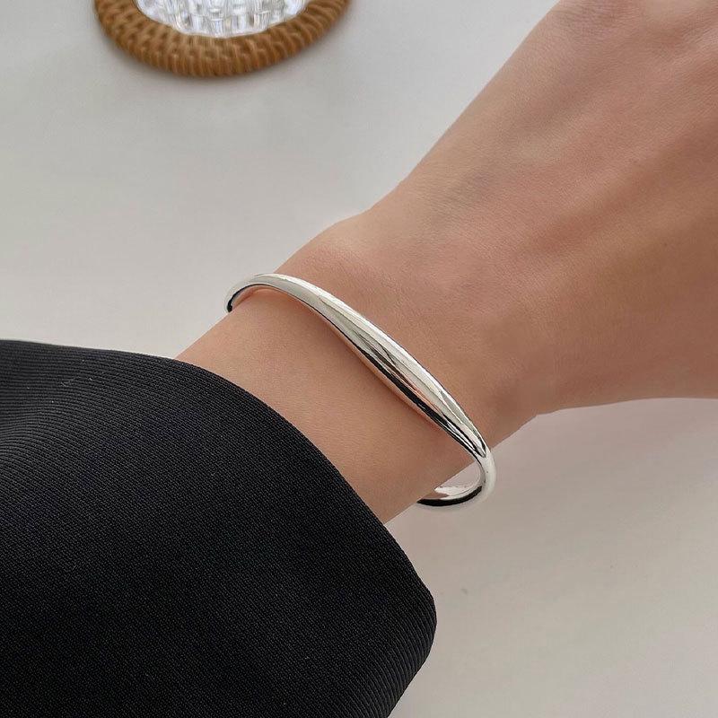 Korean Style Geometric String of Hearts Bracelet for Women – Retro, Simple, and Trendy Jewelry Piece
