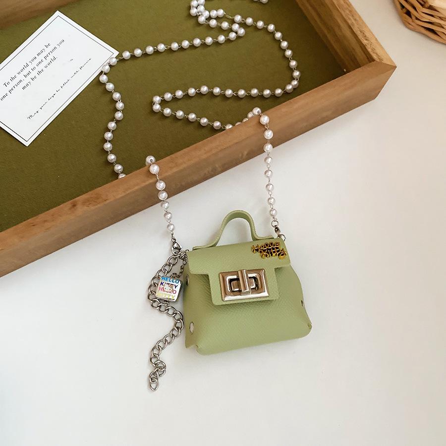 Ciondolo e Collana in Pelle con Stampa Leopardo: Moneta, Auricolare, Custodia per Occhiali e Catena per Maglione – Ornamento di Lusso.