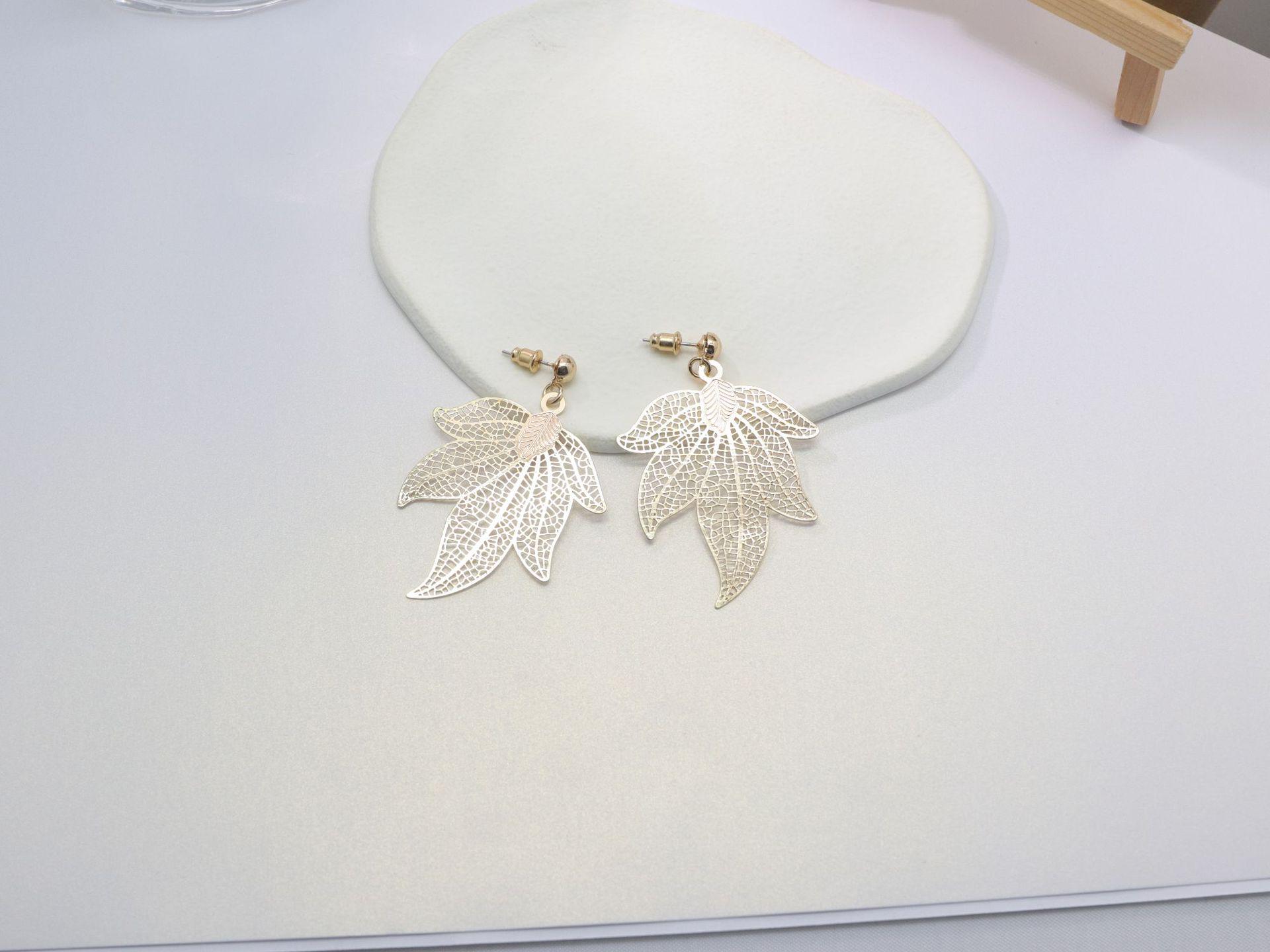 

Геометрические серьги в виде кленового листа: Женский полый восточный дизайн золотой