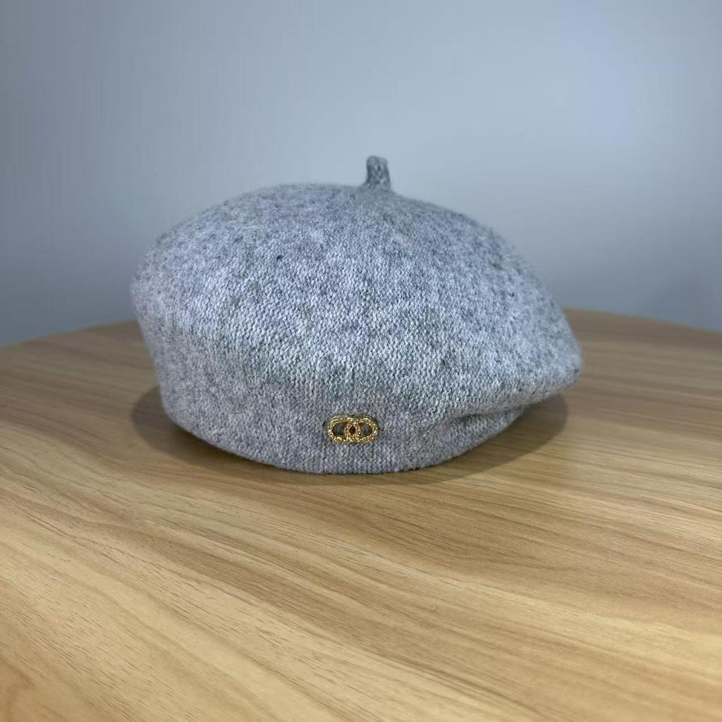 Chices Herbst/Winter-Barett im koreanischen Stil mit Metallabzeichen für Damen - Schlankmachender japanischer Mode-Malerhut