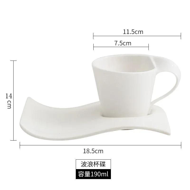 Lehký luxusní šálek na kávu Čistě bílý a elegantní podšálek na šálek kávy Vysoce hodnotný šálek na červený čaj pro domácnost Keramické šálky na vodu Suvenýr