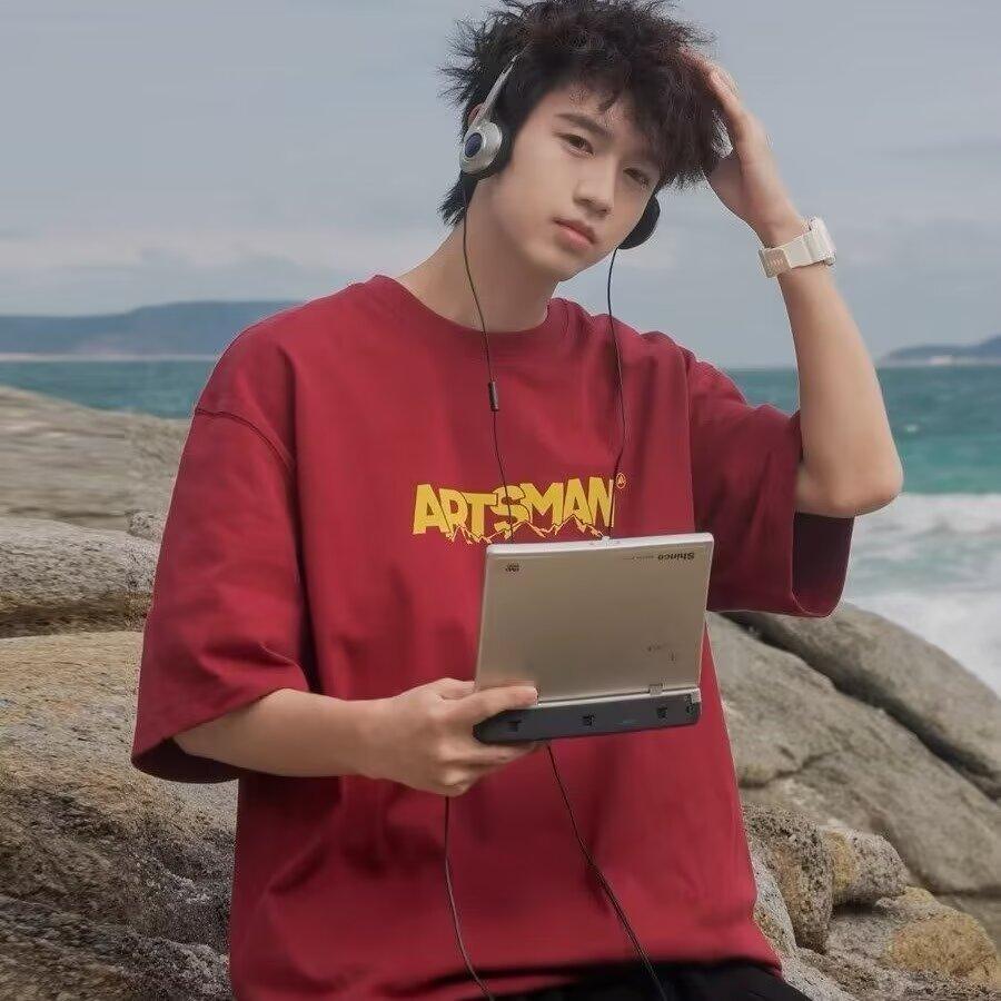 

Новая летняя футболка с короткими рукавами для мужчин, тренд в корейском стиле, простой топ с короткими рукавами, свободная повседневная брендовая футболка в гонконгском стиле 5XL вино красного