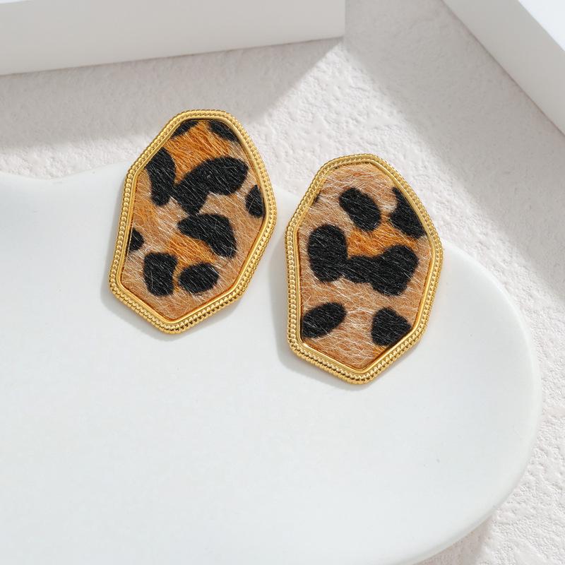18K Gold Geometric Leopard Print Ear Studs for Women – Retro Fashionable Autumn/Winter Accessories.