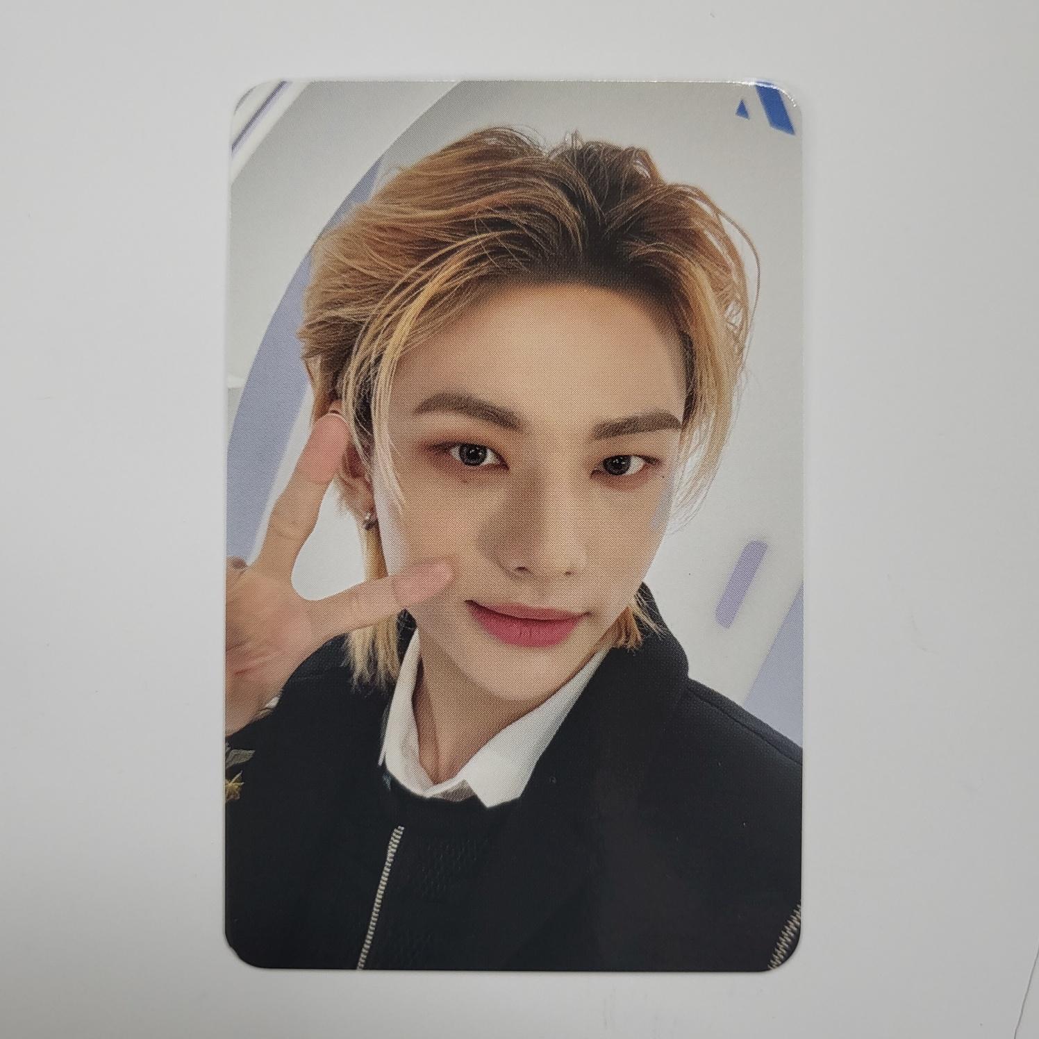 

Фотокарточка с мероприятия Stray Kids PILOT JYP SHOP Hyunjin 1