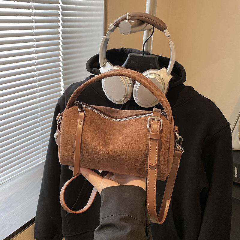 Premium sense niche hand carry pillow bag women's new autumn and winter retro versatile commuter messenger bag