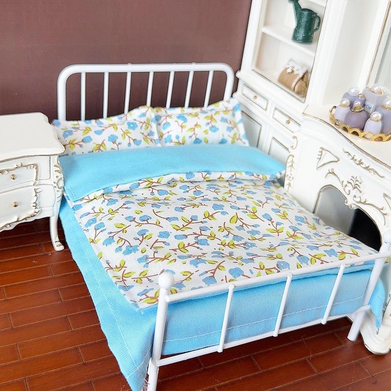 1/12 Bebek Evi Minyatür Yatak Dört Parça Yatak Seti Yatak Çarşafı Yorgan Yastık Yorgan Kılıfı Yatak Takımı Bebek Yatak Odası Dekorasyonu Oyuncak