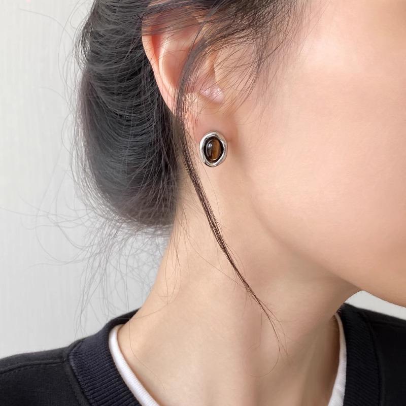 Caramel mousse silver needle autumn and winter Maillard tiger's eye stone stud earrings new year earrings