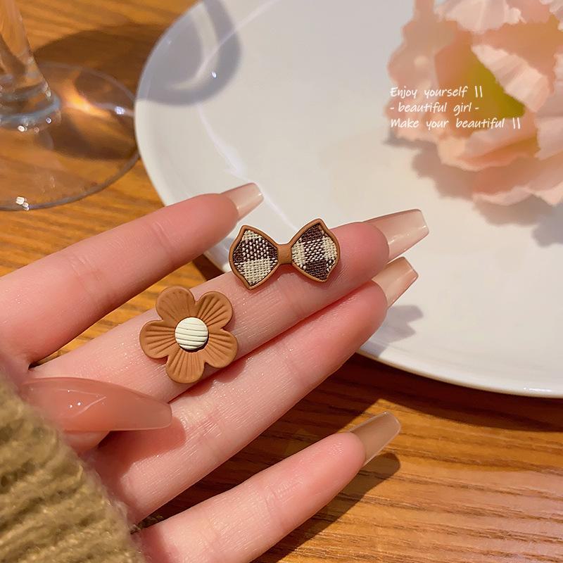 

Женские асимметричные серьги-бантики с цветочным узором и узором «гусиная лапка» 2024 года — стиль интернет-знаменитостей осень/зима. E4486 золотой