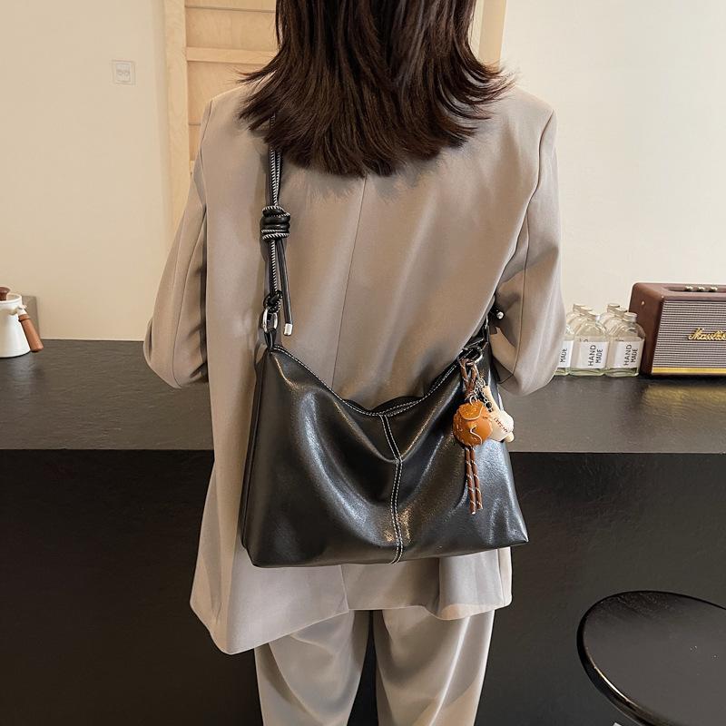 

Versatile messenger bucket bag 2025 new retro tote bag casual commuter large capacity shoulder bag 30*9*21 чёрный