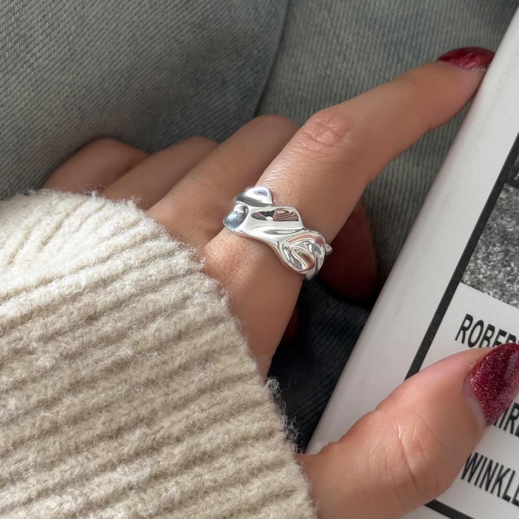 Xiaohongshu 925 Sterling Silver Exaggerated Plain Ring for Women – Simple, Luxurious, High-End Design.