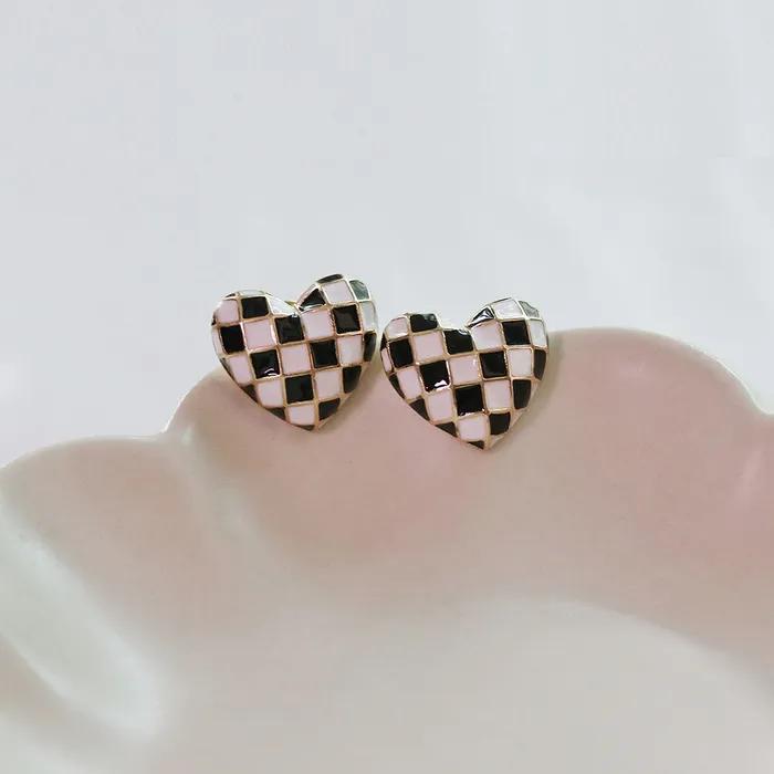 _zz02 Checkerboard Heart Earrings