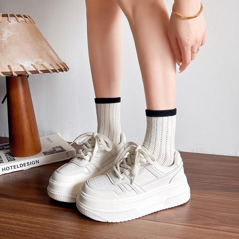 Korean version of fashion thick-soled white shoes for women's 2025 new small people to increase their height and show their feet, small sports and lei