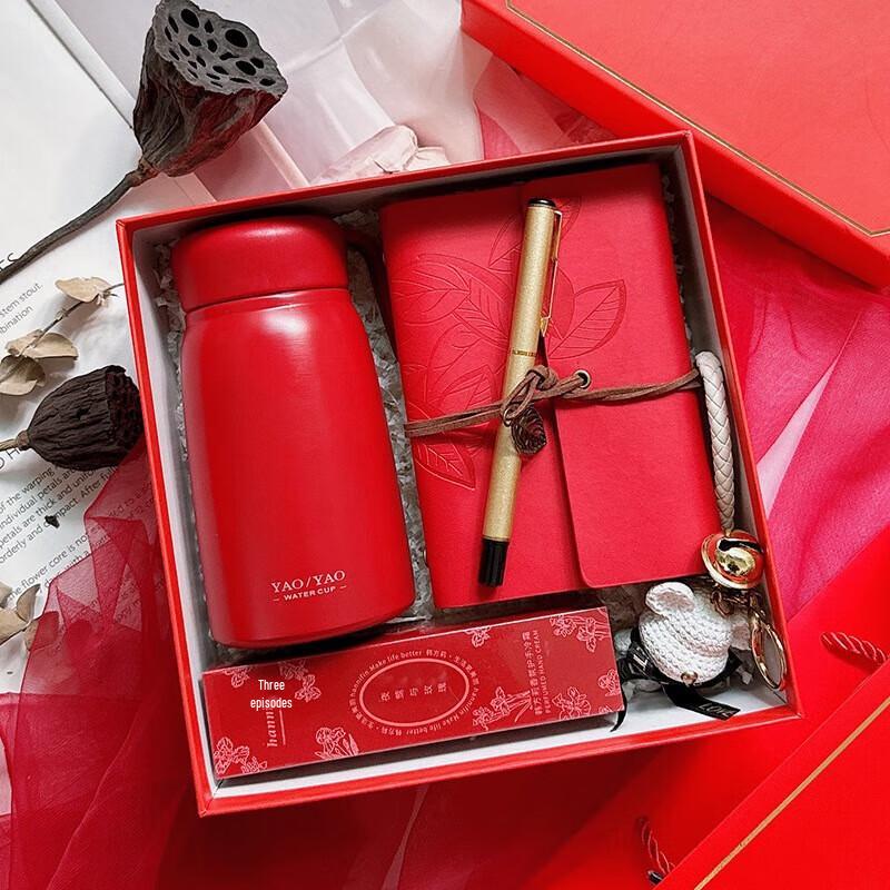 Thermos & Essentials Gift Set